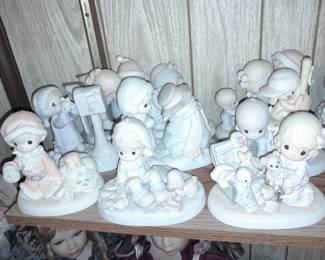 HUNDREDS Of Precious Moments Figurines