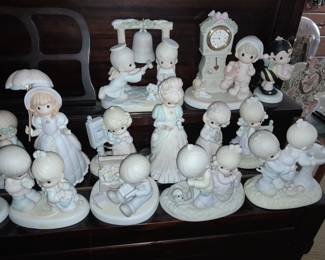 HUNDREDS Of Precious Moments Figurines