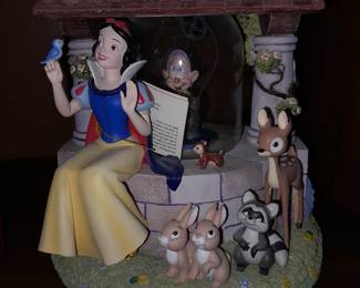 Disney Snow White Snowglobe