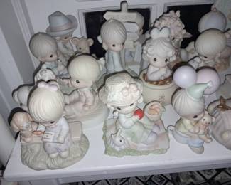 HUNDREDS Of Precious Moments Figurines