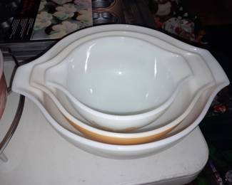 3 Piece Pyrex Mixing Bowl Set W/ Cinderella Handles