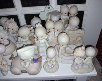 HUNDREDS Of Precious Moments Figurines