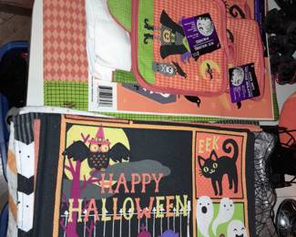BRAND NEW Halloween Table Linen (Tablecloths, Placemats, Napkins, Towels, Etc.)
