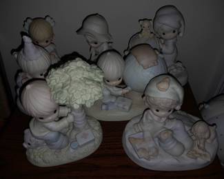 HUNDREDS Of Precious Moments Figurines