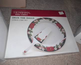 Christmas Tienshan China "Deck The Halls" 2 Piece Cake Set