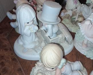 HUNDREDS Of Precious Moments Figurines