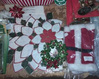 BRAND NEW Poinsettia Table Placemats/Linen