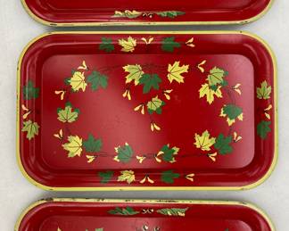 Small red trays with leaf motif 