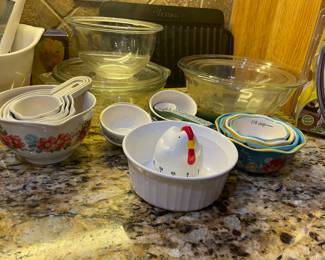 Glass bowls, measuring cups 