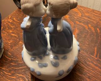 Vintage Kissing Boy/Girl Angels Rotating Music Box