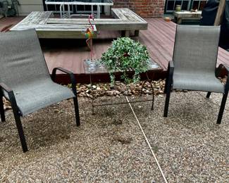 2 outdoor chairs Side or metal coffee table