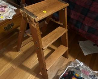 SMALL WOODEN STEP LADDER