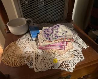 LOT OF DOILIES AND LINENS