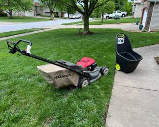 Honda Self-Propelled Lawn mower with bagger
