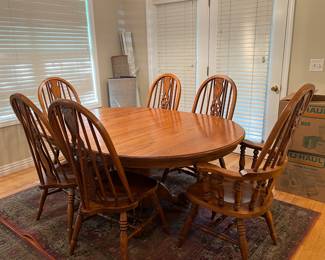 Oak Dining Room Table, 5 armless chairs, one captain's chair and two leafs - Excellent Condition