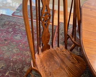 Oak Dining Room Table, 5 armless chairs, one captain's chair and two leafs - Excellent Condition