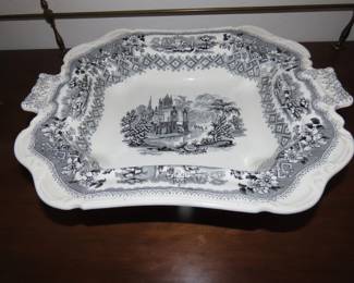 Large casserole/tureen.