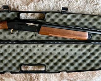 Mossberg 9200 12 gauge Semi Auto Accu-Choke Shotgun 28" Barrel.  2 3/4 or 3" Shells.  Comes with "Gun Guard" Gun Case.  Must have FOID or FFL