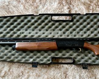 Mossberg 9200 12 gauge Semi Auto Accu-Choke Shotgun 28" Barrel.  2 3/4 or 3" Shells.  Comes with "Gun Guard" Gun Case.  Must have FOID or FFL