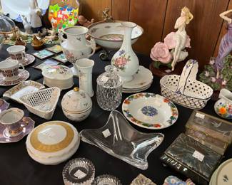 Lots of nice vintage pottery and porcelain 