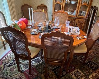 Stanley Furniture French Provincial Dining Room Suiet.  A nice oval table with two extensions, and eight chairs, six side and two arms. Very nice condition. 