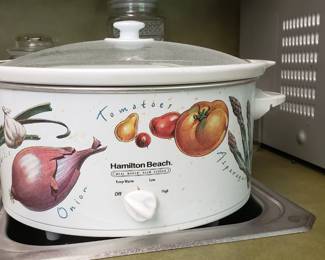 Cute crockpot, barely used and has carrying case