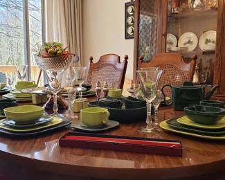 Mid Century dining table and matching china hutch. Setting for six, plus extra pieces and serving dishes Franciscan Tiempo