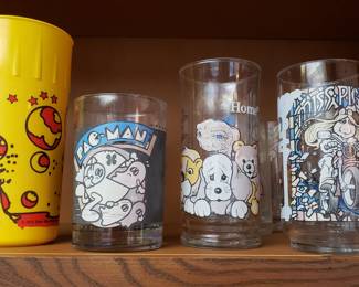 So many cool vintage 70s 80s memorabilia like these: Peter Max, Pac Man, ET, Miss Piggy Muppets, Foghorn Leghorn