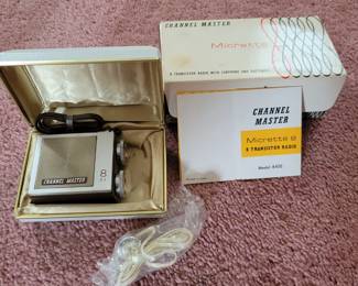 Wow ! Super Neat Vintage  Transistor Radio (New In Box) 