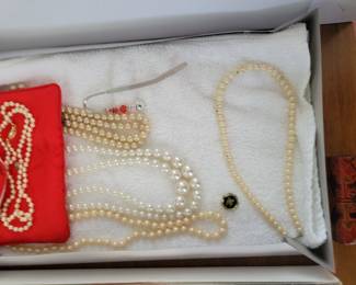 Beautiful Necklace ( Not Real Pearls) 