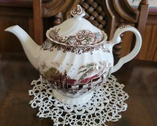 Beautiful  Heritage Hall Tea Pot 