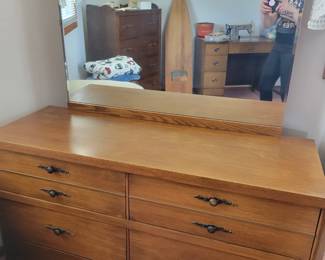 Beautiful  Bassett Furniture  Company  Dresser With Mirror 