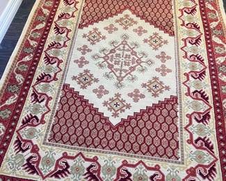 66” x 91” rug in excellent condition