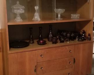 Amazing mid-century modern walnut dining hutch with sliding glass doors; Distinctive Furniture by Stanley; great condition!