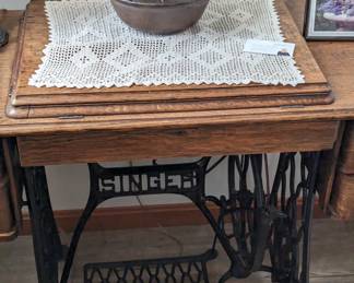 SINGER TREADLE MACHINE