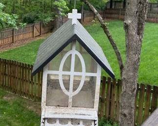 Chapel bird feeder