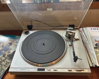 Vintage Hitachi HT-40S Turntable