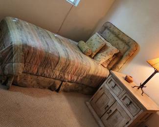 2 Beautiful Twin Beds with Headboard