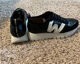 H7 - $40 - Wonders like new condition size 38. 