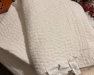 H33 - $45. Pottery Barn Queen Blanket with 2 shams. 