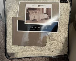 H21 - $50. Queen Bed Set. 