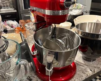 K32 - $425 Kitchen Aid Mixer 7 Qt. Candy Apple Red. Lift Stand. model KSM7586PCA. Pro Line. 