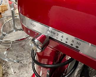 K32 - $425 Kitchen Aid Mixer 7 Qt. Candy Apple Red. Lift Stand. model KSM7586PCA. Pro Line. 