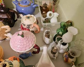 Teapot & miniture oil lamps