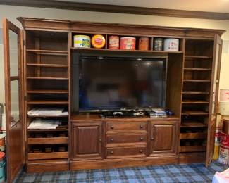 Entertainment Center Like New with Lots of Storage.           And TV    (Chip Cans removed from sale)