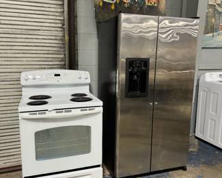 Stove, Refrigerator and Artwork Orlando