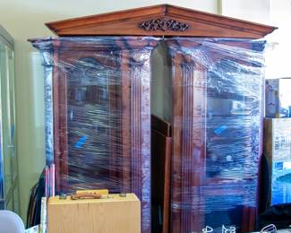 Elegant display hutch