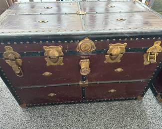 Large trunk in closed position 