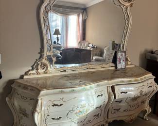 Silik painted Italian rococo 6 drawer dresser with mirror $1200 obo
Width 90”
Height dresser 33”
Depth 22.5”
Height with mirror from floor 91”