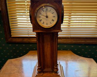 Desk clock in wood veneer